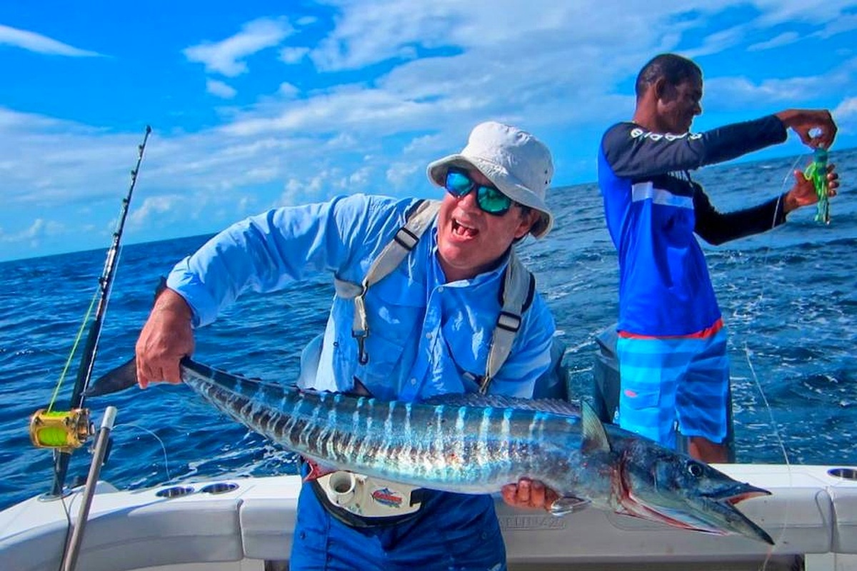 Pescador con captura trofeo en Mazatlán Sinaloa - PESCAMAZ